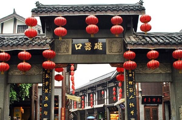 春运首日 连云港高铁站温暖归乡人